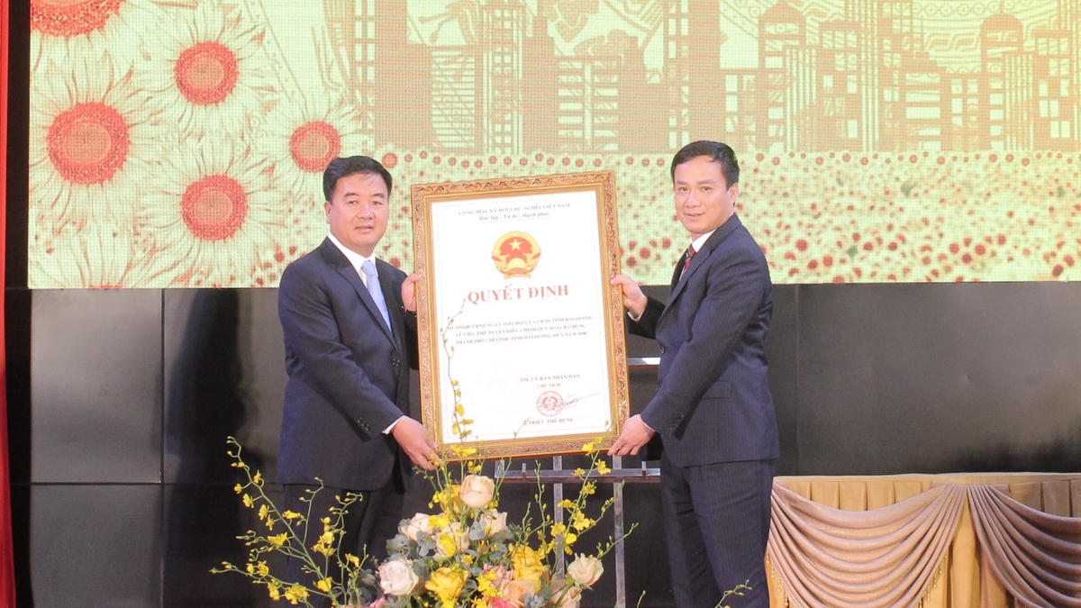 Chủ tịch UBND tỉnh Hải Dương Triệu Thế Hùng trao Quyết định cho thành phố Chí Linh.
