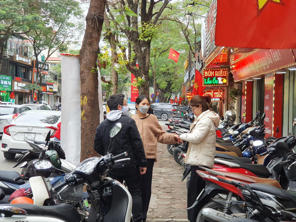 Chị Đinh Quỳnh Anh (Mỹ Đình 2, Nam Từ Liêm) chia sẻ: "Dù mang nhiều đồ ăn từ quê lên nhưng không thể nào ăn được vì đã quá ngấy nên tôi cùng bạn quyết định đổi món. Thế nhưng tìm được một quán bún, phở trong giờ trưa cũng không dễ gì bởi các cửa hàng này thường xuyên không có đủ chỗ ngồi, phải xếp hàng vào ăn". 