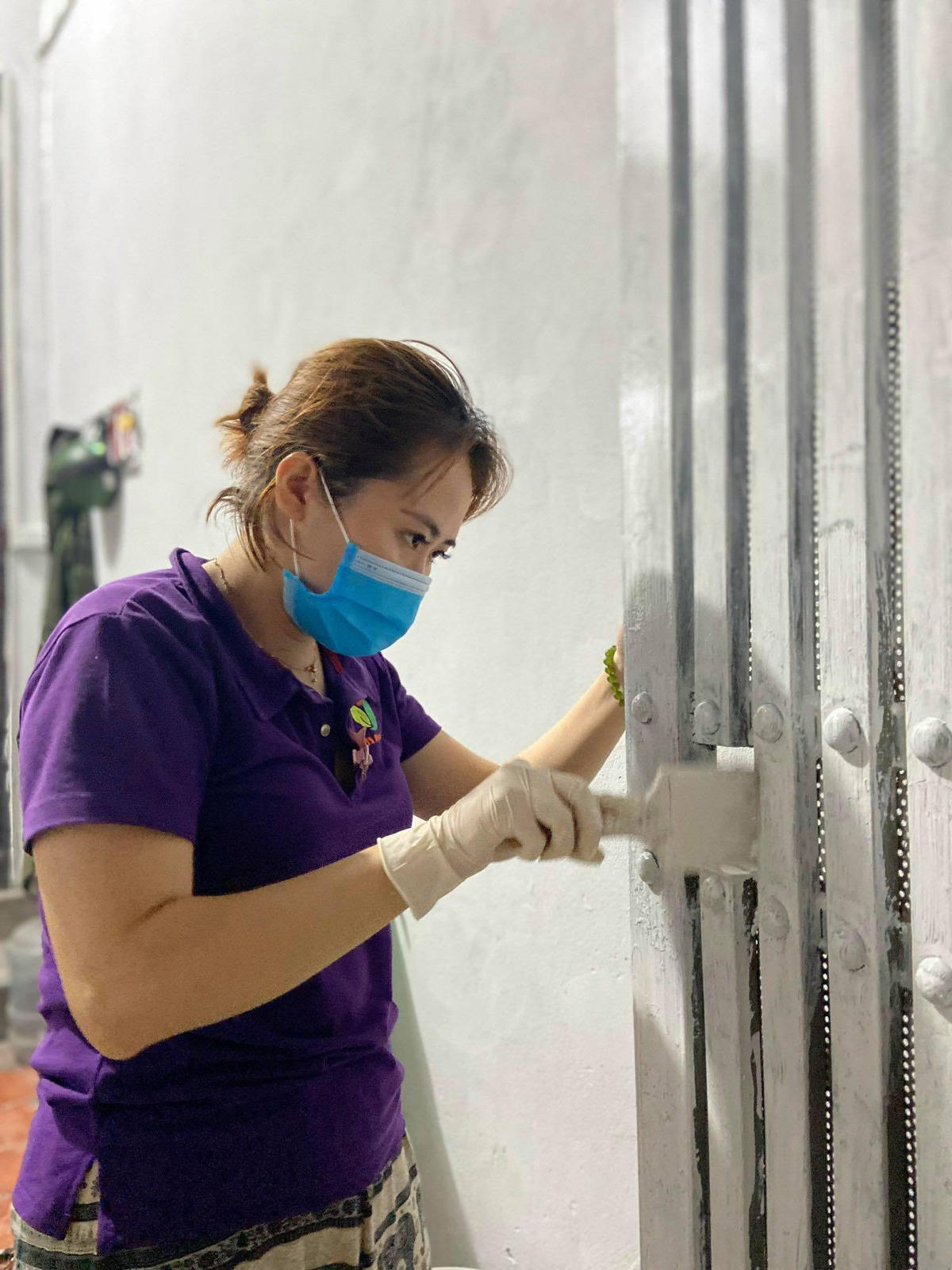 Chị Dung tự tay sơn sửa nhà chuẩn bị cho việc kinh doanh căn hộ dịch vụ.