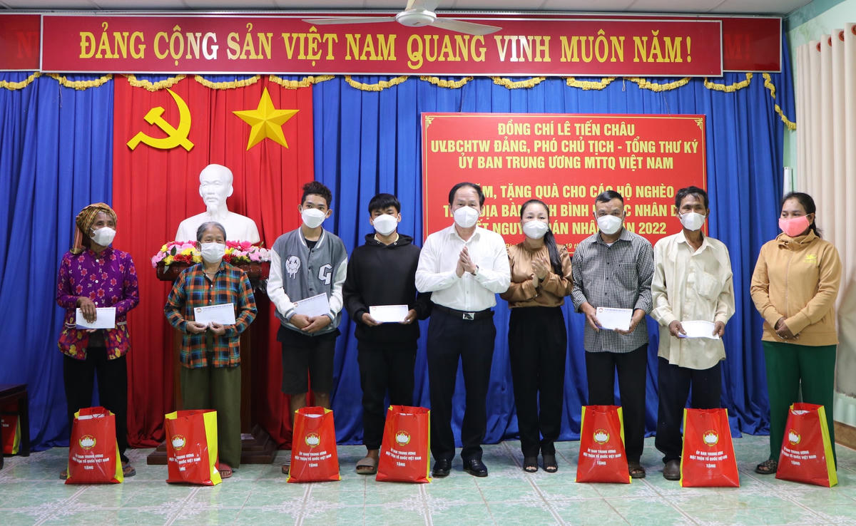 Phó Chủ tịch - Tổng Thư ký Lê Tiến Châu và bà Lê Thị Xuân Trang, Trưởng ban Dân vận Tỉnh ủy, Chủ tịch Ủy ban MTTQ Việt Nam tỉnh Bình Phước trao quà cho người nghèo.