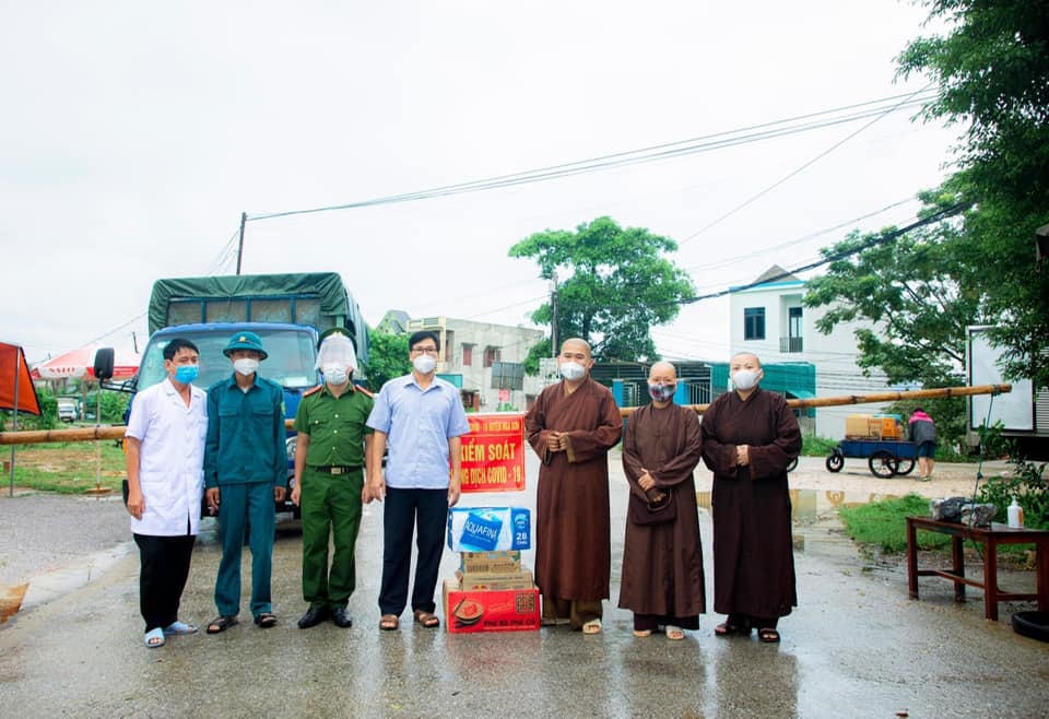Đại diện Ban Trị Sự Giáo hội Phật giáo và Uỷ ban MTTQ huyện Nga Sơn đến động viên lực lượng trực chốt trên địa bàn.