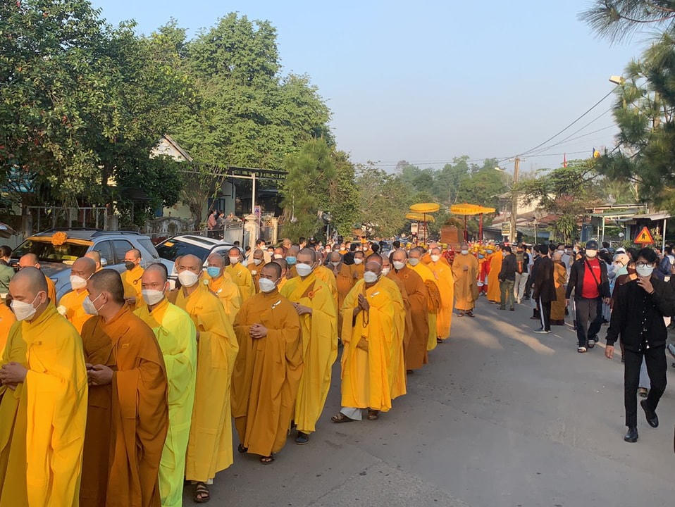 Đúng 7h30 cùng ngày, lễ rước kim quan từ Tổ đình Từ Hiếu đến địa điểm Trà Tỳ (hoả táng) tại Công Viên Vĩnh Hằng – Vườn Địa Đàng được tiến hành. Ảnh: Nguyễn Quốc.