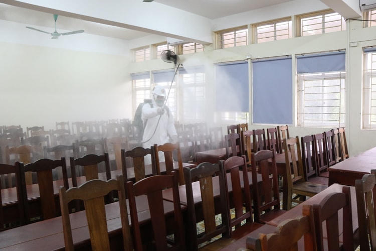 Cán bộ, chiến sỹ Binh chủng Hóa học phun khử khuẩn tại khu giảng đường và các phòng học
