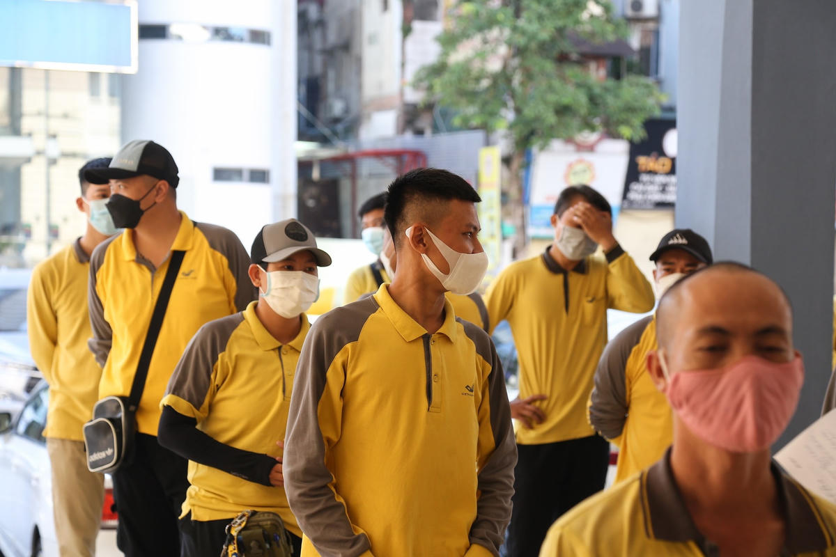 Dựa theo danh sách đã được chia , nhân viên y tế sẽ đọc tên lần lượt từng người, tránh việc lộn xộn, đảm bảo đúng quy trình lấy mẫu sàng lọc Covid-19.