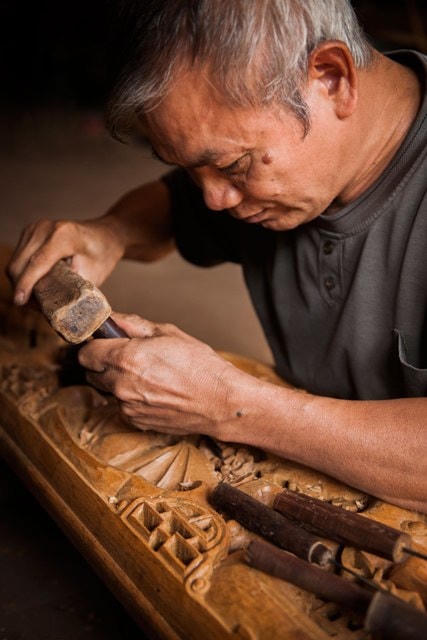 Những người thợ lành nghề của làng nghề Đồng Kỵ. Ảnh: Amachau.