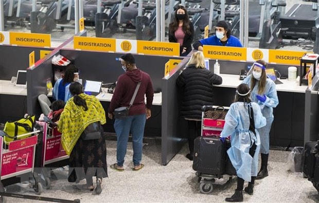 Hành khách đeo khẩu trang phòng lây nhiễm Covid-19 tại sân bay quốc tế Toronto ở Mississauga, Ontario, Canada, ngày 1/2/2021. (Ảnh: THx/TTXVN).