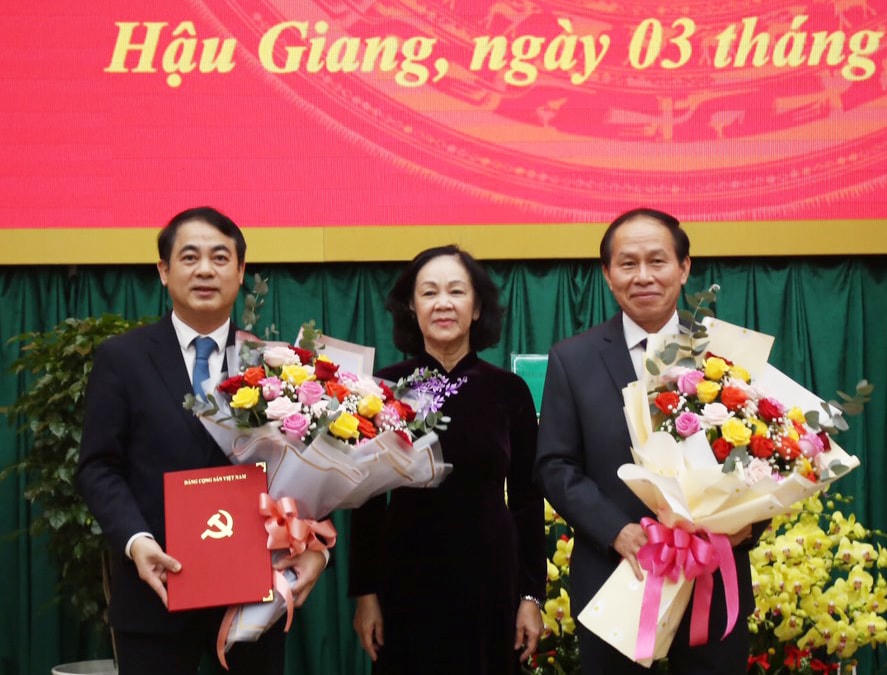 Uỷ viên Bộ Chính trị, Trưởng Ban Tổ chức Trung ương Trương Thị Mai, cùng Phó Chủ tịch, Tổng Thư ký Uỷ ban Trung ương MTTQ Việt Nam Lê Tiến Châu chúc mừng tân Bí thư tỉnh Hậu Giang.