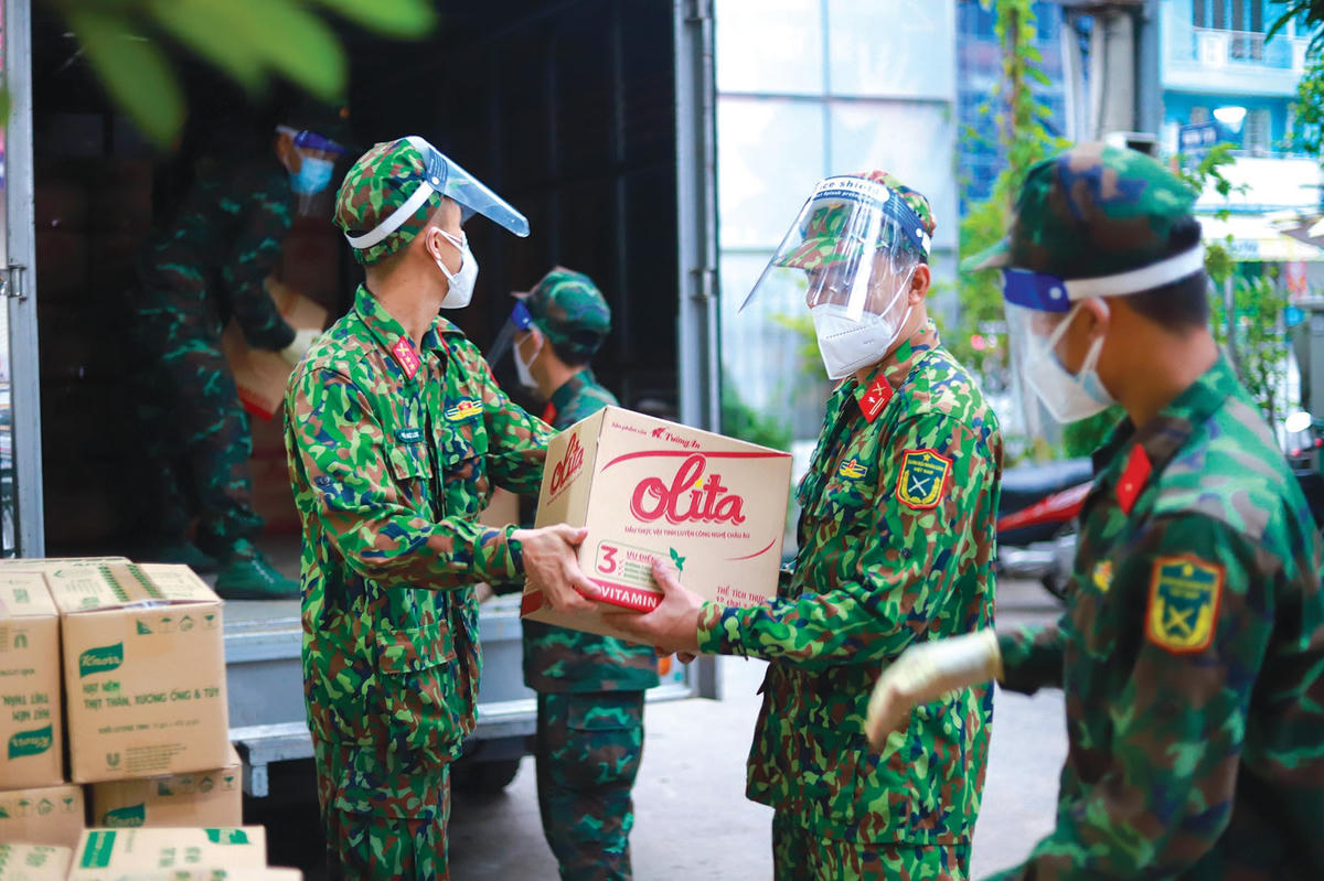 Bộ đội tham gia bốc dỡ hàng hóa chuyển tới người dân.