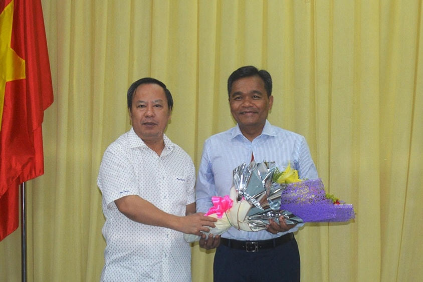 Ông Châu Ngọc Tuấn, Phó Bí thư Tỉnh ủy Gia Lai chúc mừng ông Hồ Văn Niên được chỉ định giữ chức vụ Bí thư Đảng ủy Quân sự tỉnh Gia Lai, nhiệm kỳ 2015-2020.