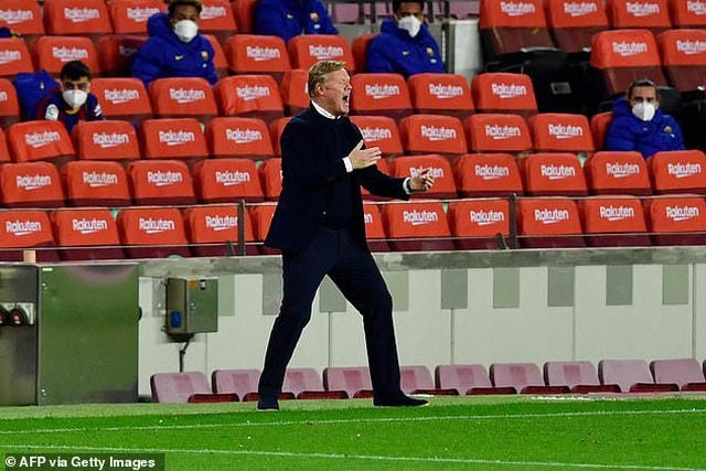HLV Ronald Koeman đứng ngồi không yên trong cả trận đấu.