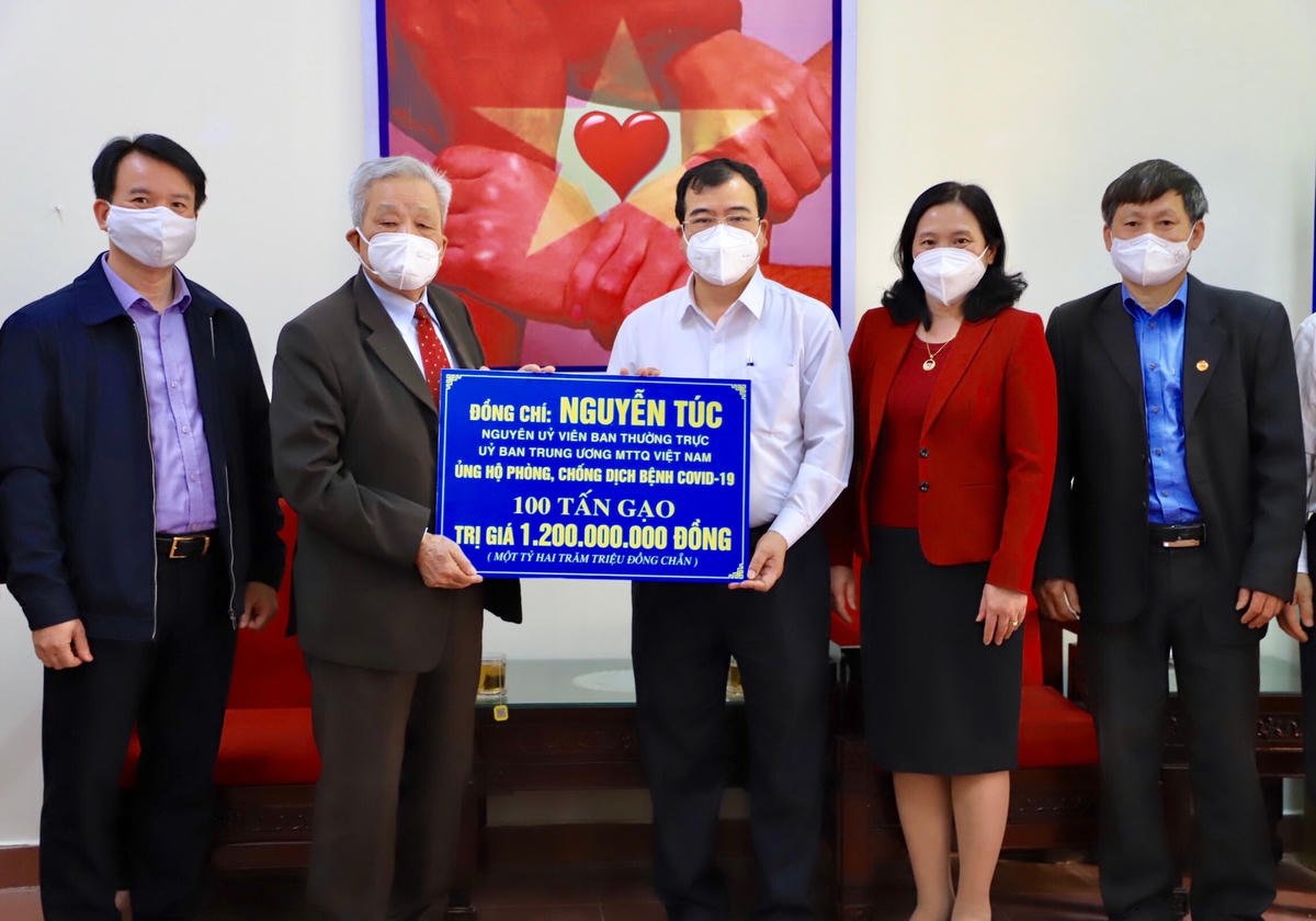 Lãnh đạo HĐND, UBND, Ủy ban MTTQ Việt Nam tỉnh Hải Dương tiếp nhận 100 tấn gạo do ông Nguyễn Túc ủng hộ cho công tác phòng, chống dịch Covid-19.