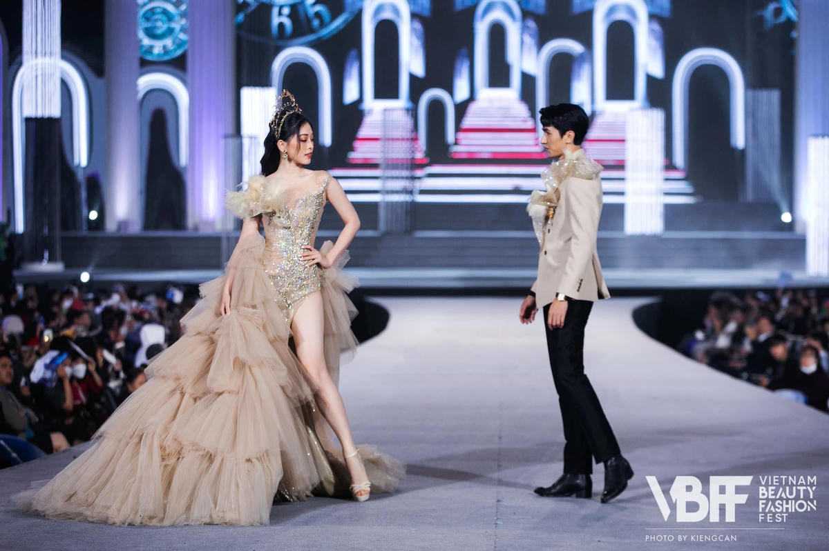 Cả hai tiếp tục ghi điểm với trang phục lộng lẫy không khác gì cô dâu chú rể bước chân vào lễ đường.