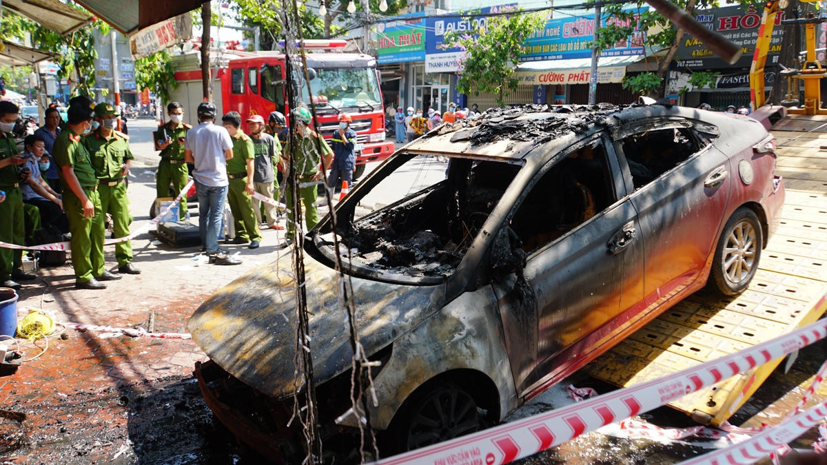 Chiếc xe ô tô của gia đình nạn nhân bị lửa thiêu rụi.