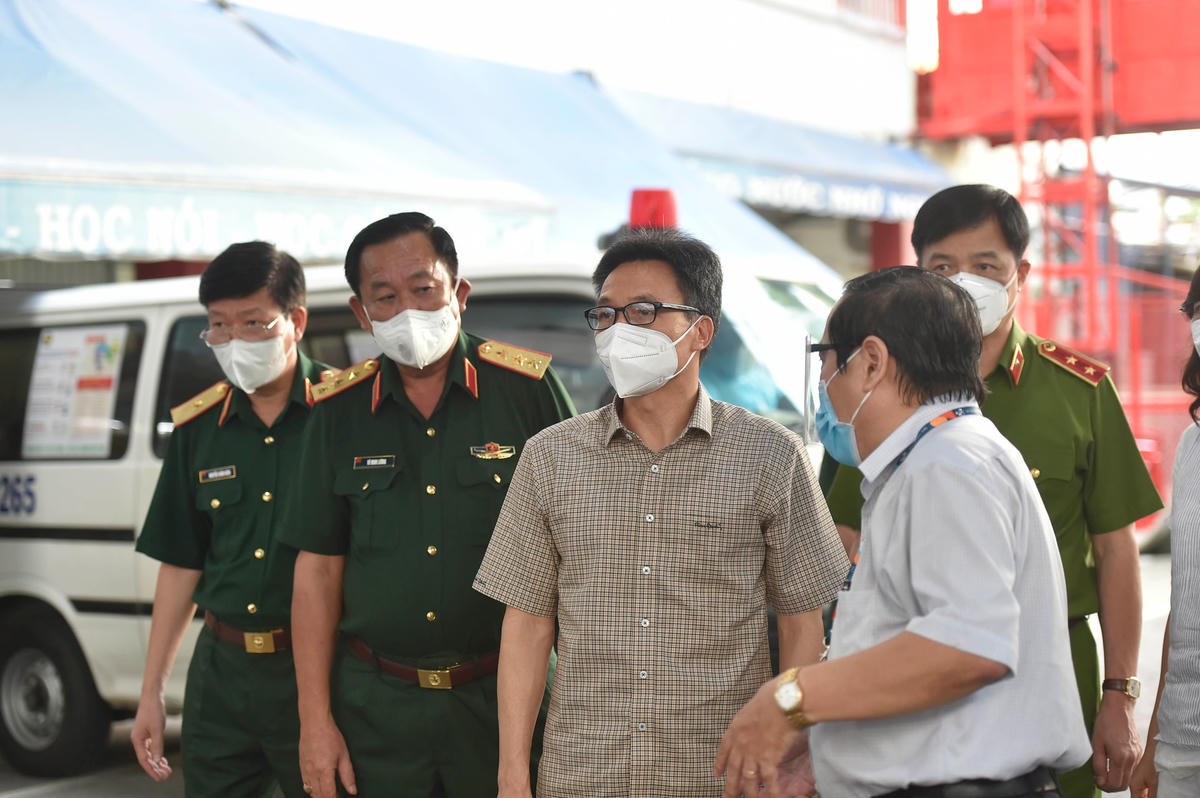 Phó Thủ tướng Vũ Đức Đam kiểm tra Bệnh viện dã chiến điều trị bệnh nhân Covid-19 quận Bình Thạnh.