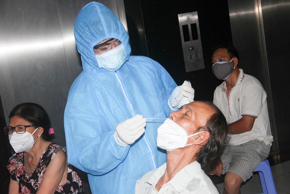 Cán bộ y tế lấy mẫu test nhanh kháng nguyên tầm soát Covid-19 cho người dân TP Nha Trang.
