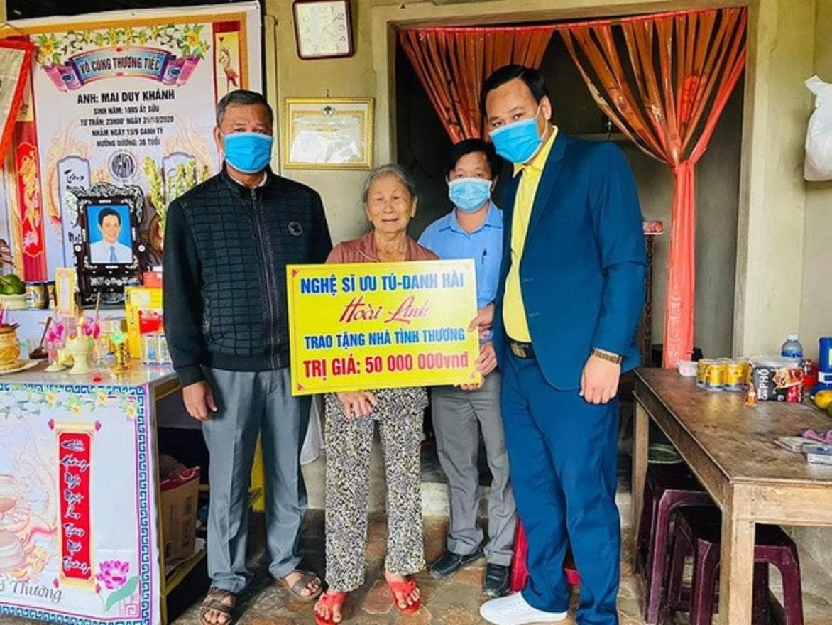 Đoàn từ thiện của nghệ sĩ Hoài Linh hỗ trợ cho bà con huyện Quế Sơn.