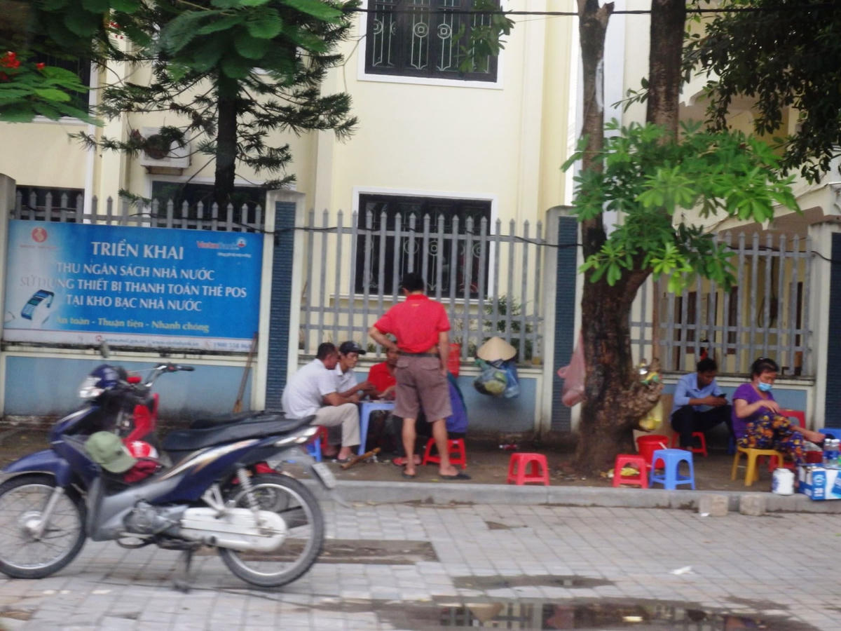 Các quán trà đá vỉa hè thờ ơ trước dịch Covid-19.