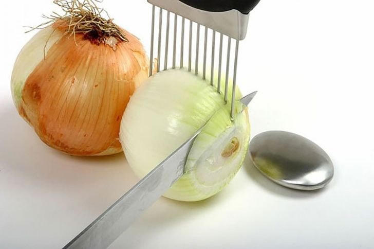 Thiết bị giúp cố định củ hành và cắt thành các lát hoàn toàn bằng nhau.  