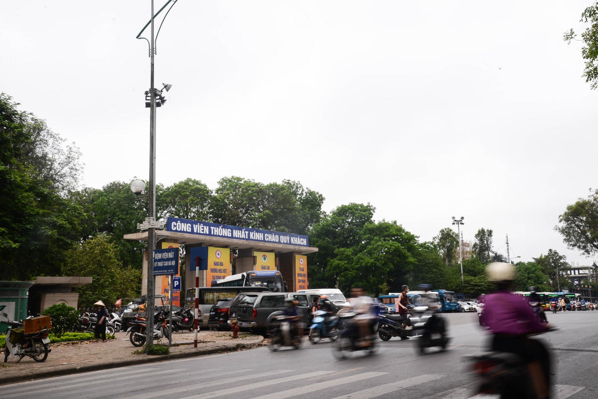 Hồ Thiền Quang tiếp giáp với nhiều tuyến đường lớn như: Quang Trung, Nguyễn Du, Trần Bình Trọng và các vùng phụ cận. Bên cạnh đó, những khu vực này có rất nhiều loại xe công cộng hoạt động, phù hợp với nhu cầu tham quan của du khách.