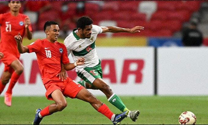 Singapore hòa Indonesia (áo trắng) ở bán kết lượt đi. (Nguồn: FAS).