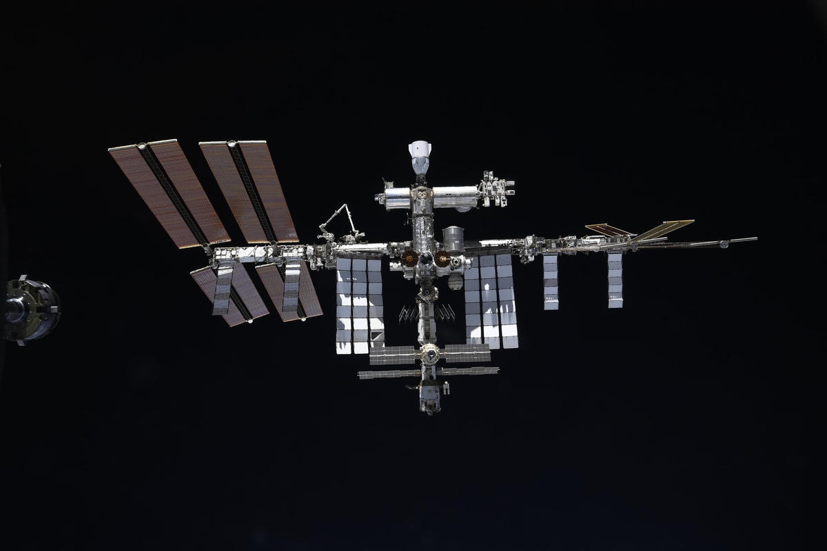 Bức ảnh Trạm vũ trụ Quốc tế ISS do Vande Hei chụp khi đang thực hiện một sứ mệnh ngoài không gian. (Ảnh: Twitter).