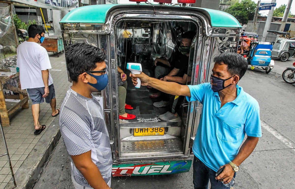 Kiểm tra thân nhiệt tại Manila (Philippines).