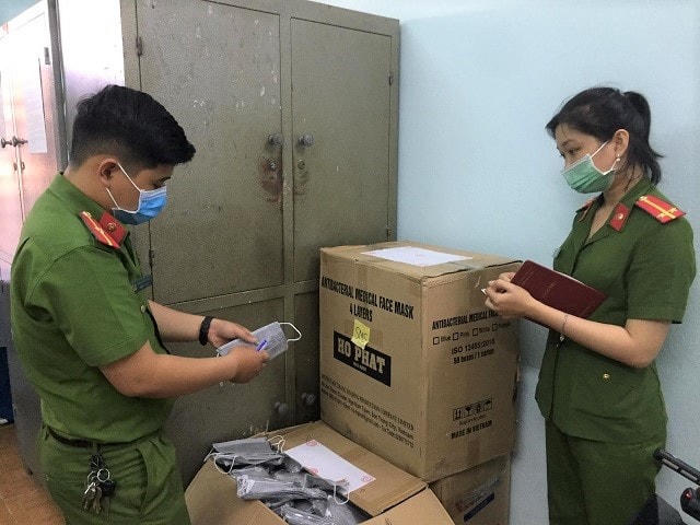 Lực lượng Công an phát hiện 10.000 khẩu y tế không rõ nguồn gốc.