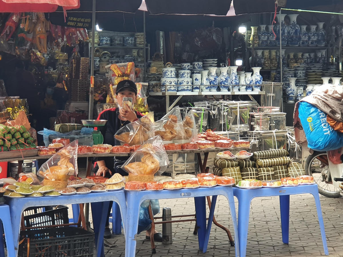 Chợ Tết ông Công ông Táo: Vàng mã vẫn 'lên ngôi'