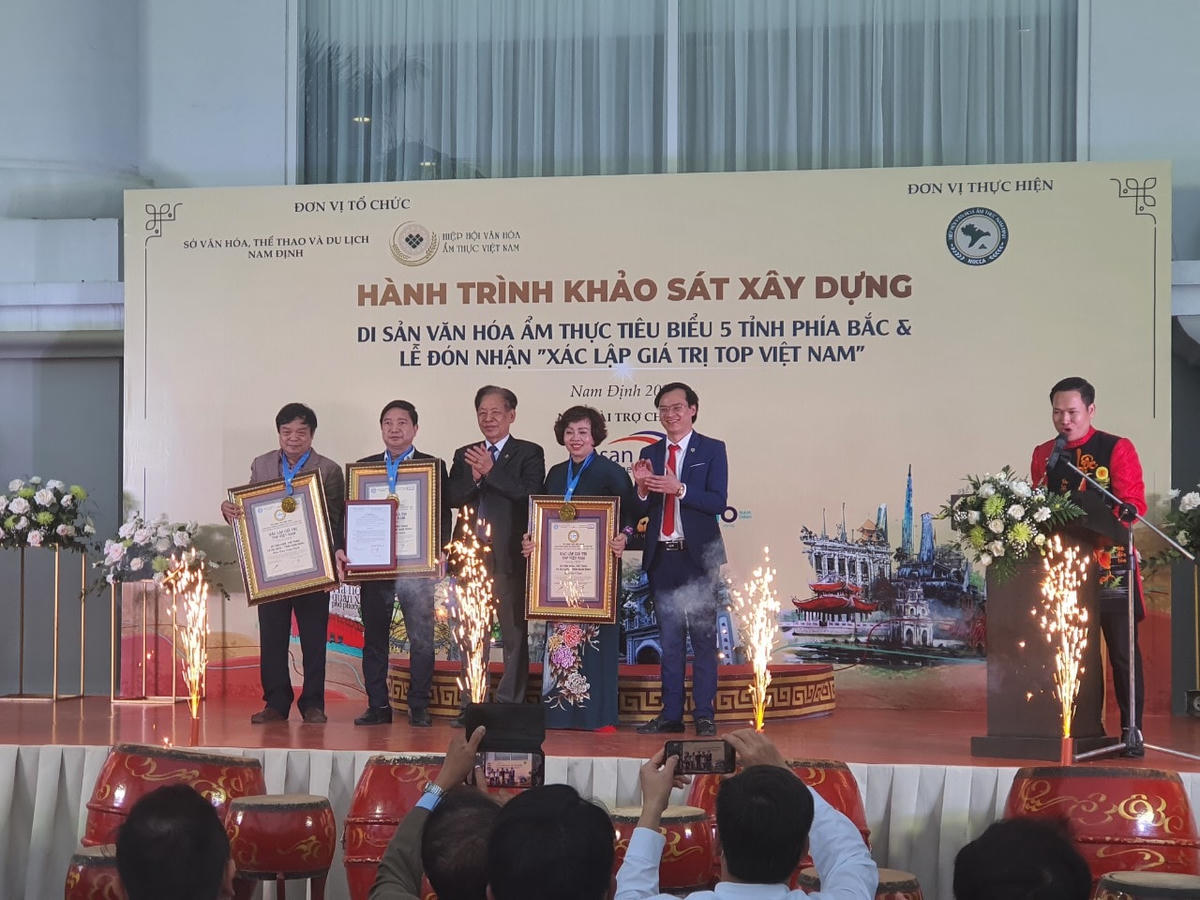 Nhân sự kiện này, Trung tâm kỷ lục Việt Nam trao Bằng xác lập: Top 100 món ăn đặc sản Việt Nam (2020-2021) cho món Bún đũa và Phở bò Nam Định; Top 100 đặc sản quà tặng Việt Nam (2020-2021) cho sản phẩm Kẹo Sìu Châu-Nam Định.