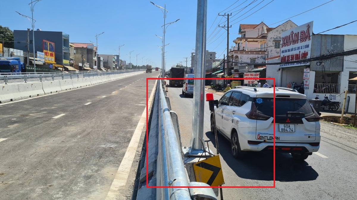 Chủ đầu tư đã cho lắp tạm đèn báo hiệu cảnh báo để các xe lưu thông chú ý (khoanh đỏ). Ảnh: Mạnh Thìn.