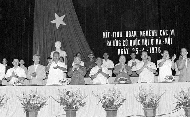 Tối 22/4/1976, tại Nhà hát Lớn Hà Nội, Ủy ban Mặt trận Tổ quốc và Ủy ban hành chính thành phố Hà Nội tổ chức mít tinh chào mừng cuộc Tổng tuyển cử, chào mừng các vị ứng cử đại biểu Quốc hội. Chủ tịch Tôn Đức Thắng, Phó Chủ tịch Nguyễn Lương Bằng, Chủ tịch Ủy ban Thường vụ Quốc hội Trường Chinh và Thủ tướng Phạm Văn Đồng tới dự. (Ảnh: Thế Trung/TTXVN).