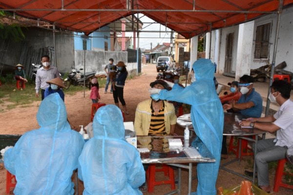 Nhân viên y tế lấy mẫu test nhanh Covid-19 cho toàn thôn Châu Trúc (Mỹ Châu, Phù Mỹ, Bình Định)- Ảnh: Tiểu ban TTPC dịch Covid-19 Bình Định.