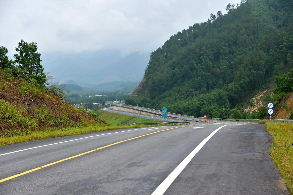 Tuyến đường đi qua địa bàn huyện miền núi Nam Đông, tỉnh Thừa Thiên - Huế.