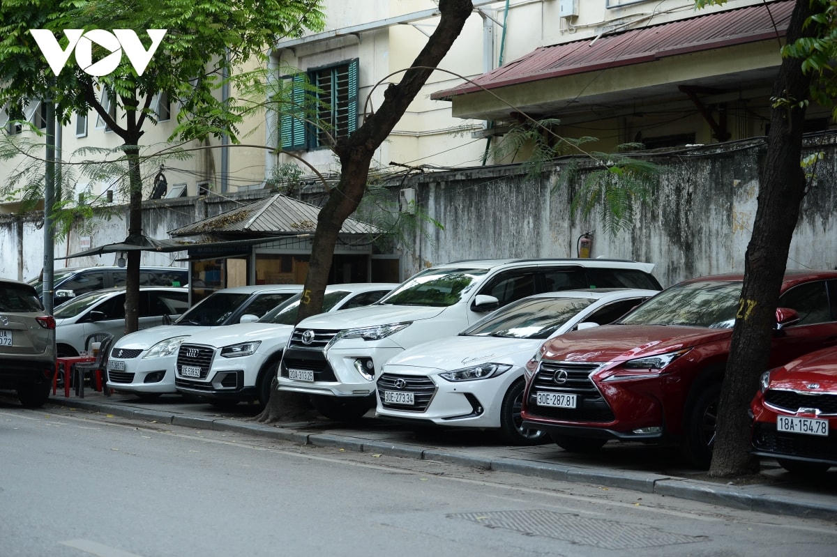 Không chỉ ở riêng tuyến phố Hai Bà Trưng, toàn bộ vỉa hè ở phố Quán Sứ (mặt sau của Bệnh viện Việt Đức) cũng bị chiếm dụng làm bãi giữ xe.  