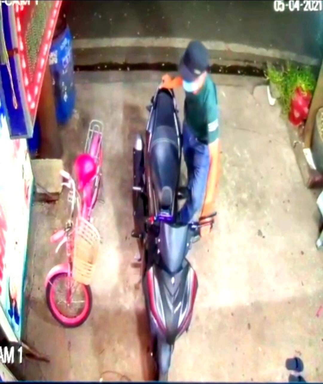 Đối tượng đâm bẻ khóa xe máy camera ghi lại. Ảnh: TL.