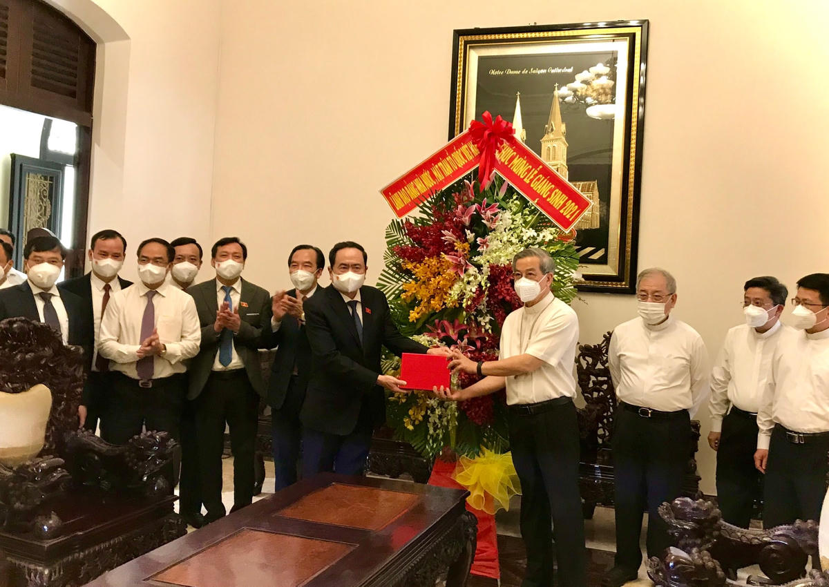 Phó Chủ tịch Thường trực Quốc hội Trần Thanh Mẫn trao lẵng hoa chúc mừng đến Đức Tổng Giám mục Giuse Nguyễn Năng.