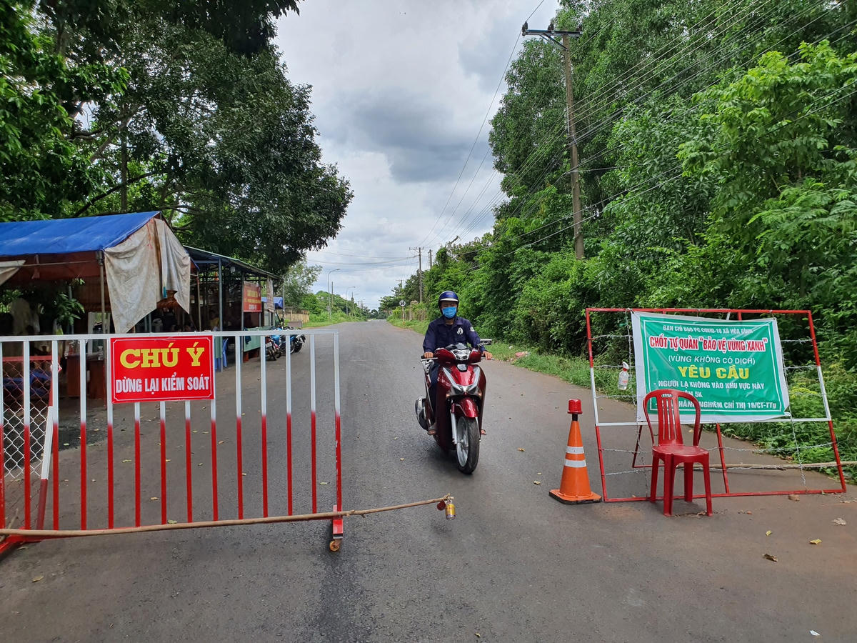 Một chốt trực kiểm soát phòng chống Covid-19 ở xã Hòa Bình. 