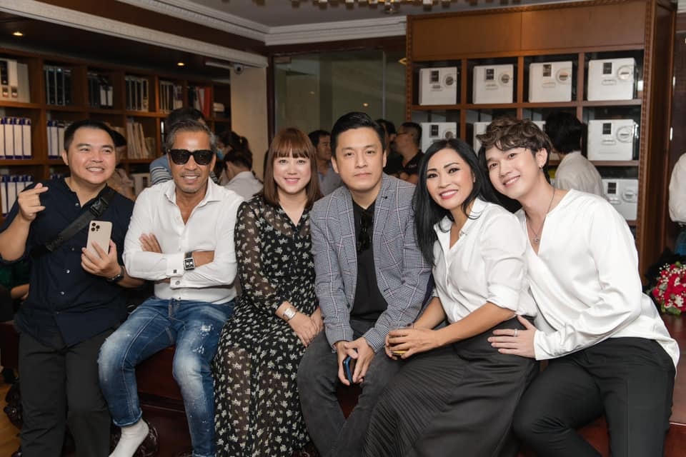 Ca sĩ Phương Thanh rất hạnh phúc vì có những người anh em, người bạn cùng sát cánh bên chị trong Album mới: “Anh 2 Lam Trường -A Thuận Nguyễn - Lê Minh Ngọc Linh - Gia Bảo - Minh Xù và mọi người trong ngày họp báo ra mắt Album của Chanh”.