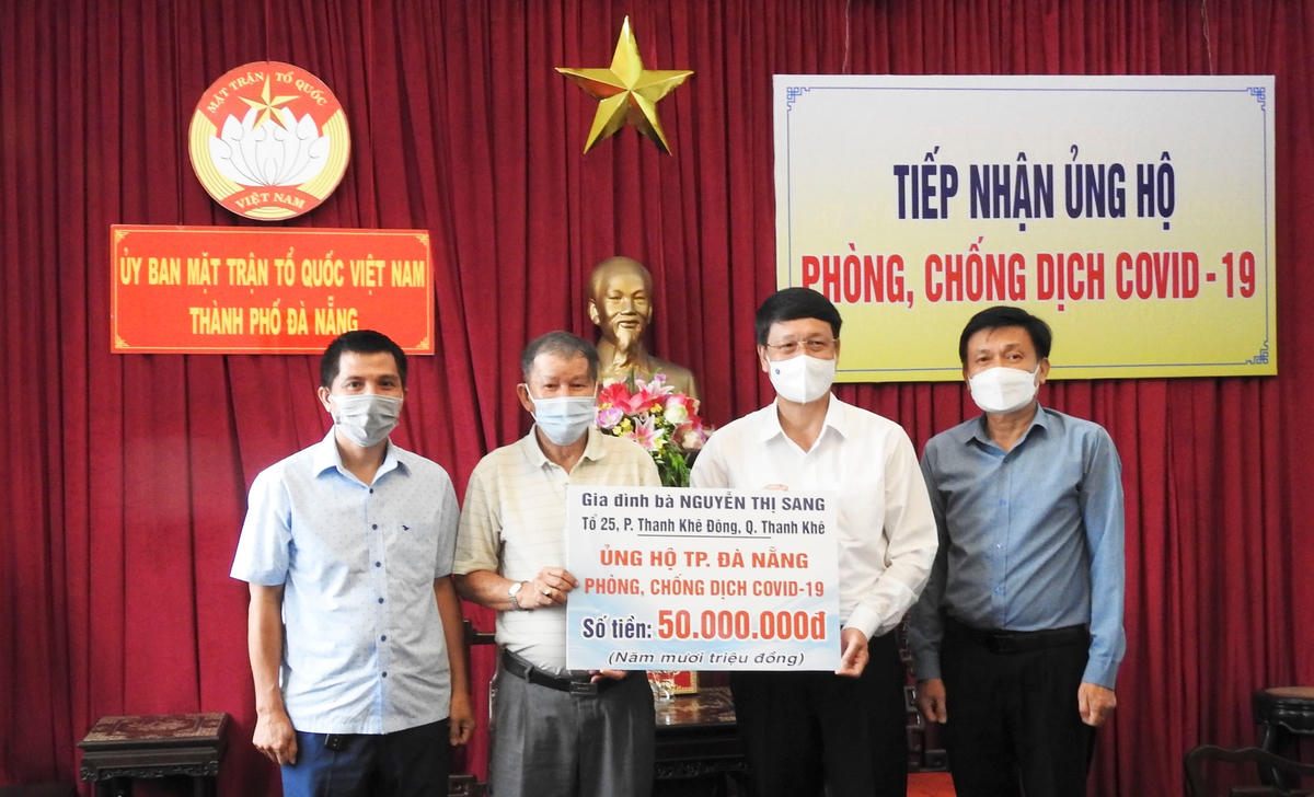 Chủ tịch Ủy ban MTTQ Việt Nam TP Đà Nẵng tiếp nhận ủng hộ từ  gia đình bà Nguyễn Thị Sang.