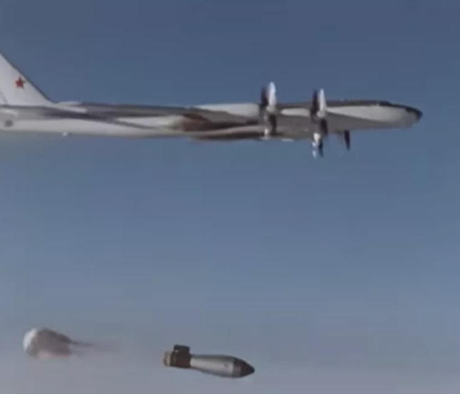 Quả bom nhiệt hạch "Tsar Bomba" 50 megaton được thả từ một máy bay ném bom Tu-95V xuống Novaya Zemlya, Liên Xô, vào ngày 30/10/1961.
