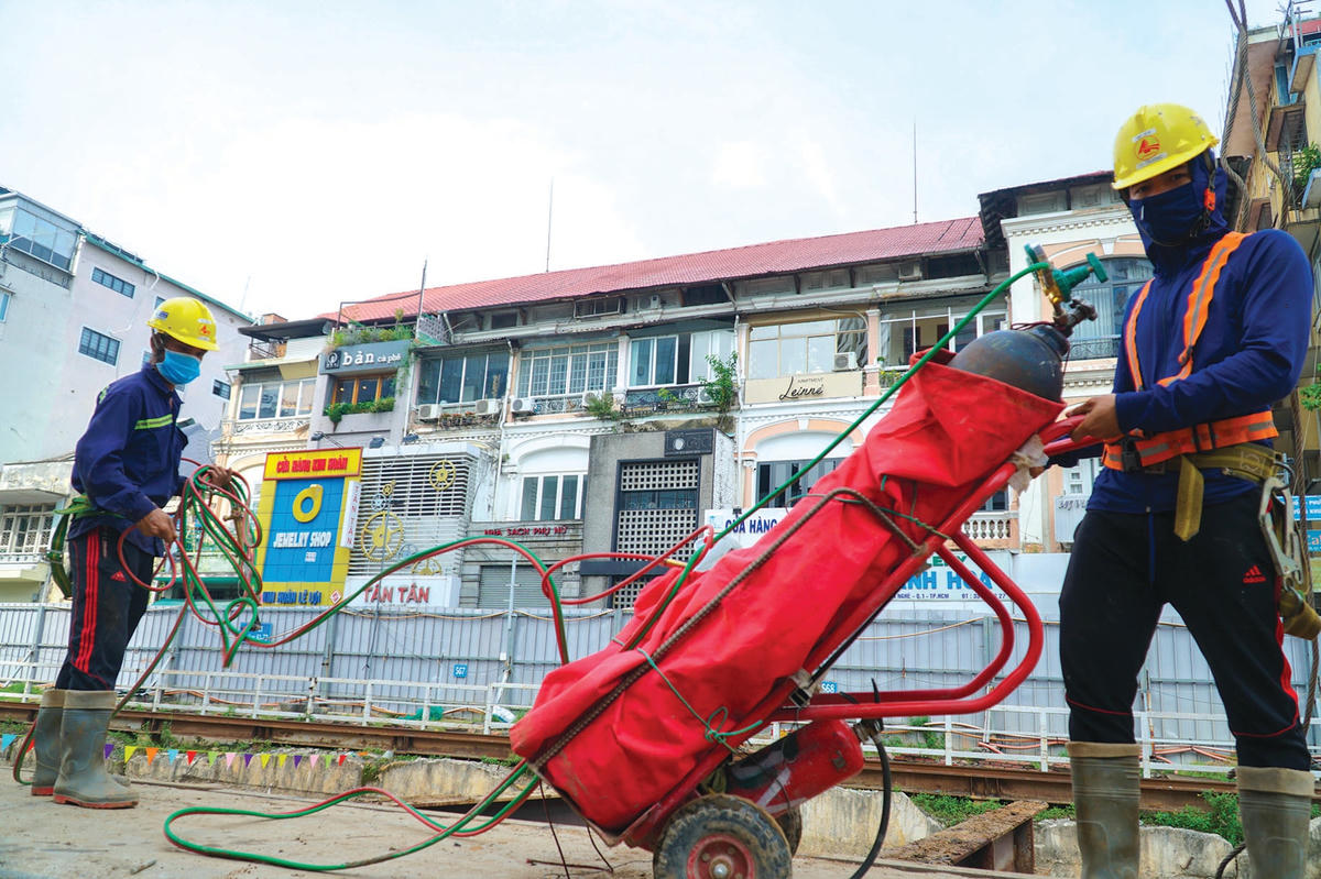 Hiện tại, khối lượng công việc của Ban Quản lý dự án chia thành nhiều phần nhỏ, các công nhân sẽ làm việc theo nhóm. Điều này giúp hạn chế tập trung đông người và bóc tách, cách ly F0 dễ dàng hơn.