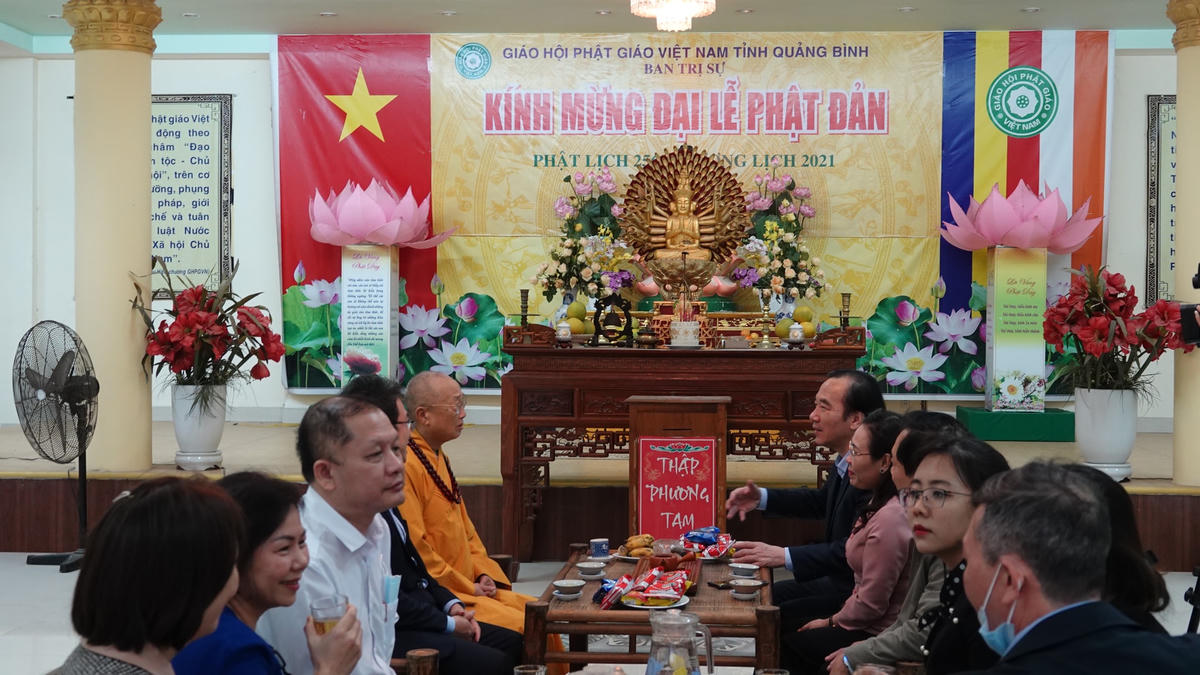 Đoàn công tác của UBTƯ MTTQ Việt Nam đến thăm chùa Đại Giác (ở Đồng Hới).