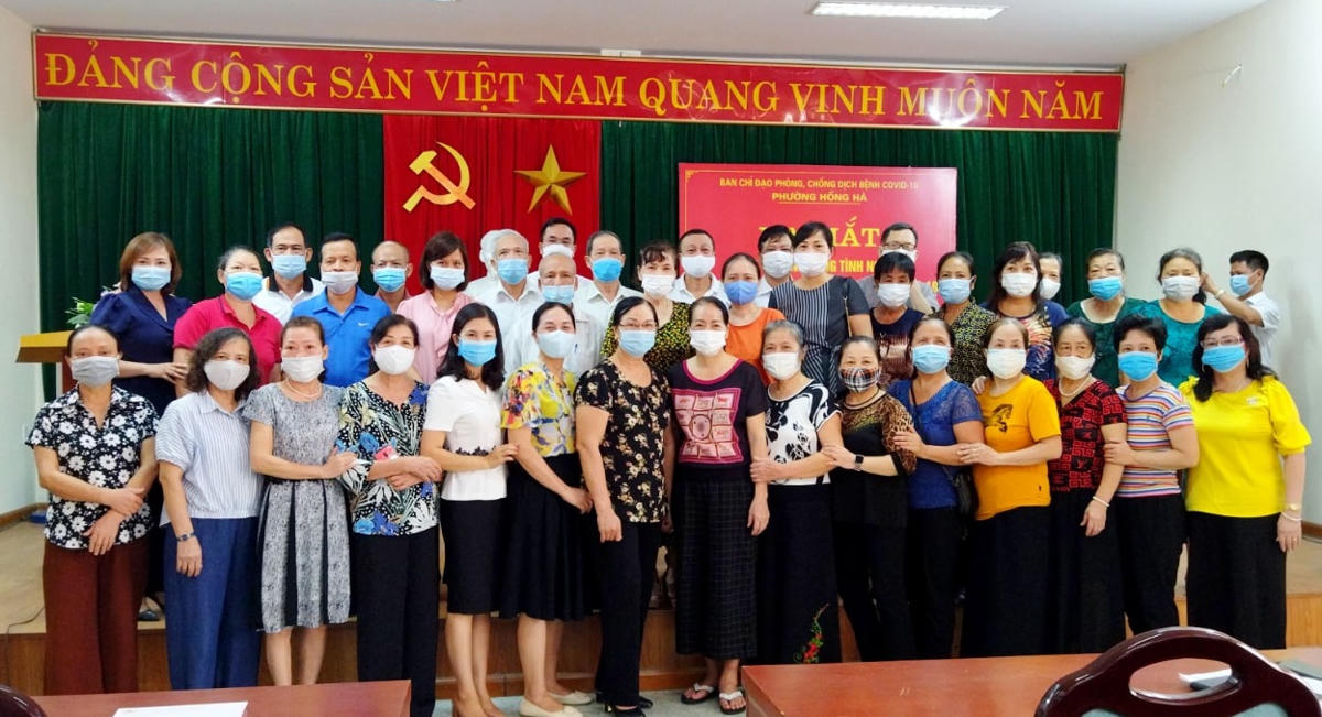 Lãnh đạo Đảng ủy - HĐND - UBND - UB.MTTQ phường Hồng Hà chụp ảnh cùng thành viên Đội y tế cộng đồng tình nguyện tham gia phòng, chống dịch bệnh Covid-19 tại lễ ra mắt. Ảnh: Halongcity.gov.