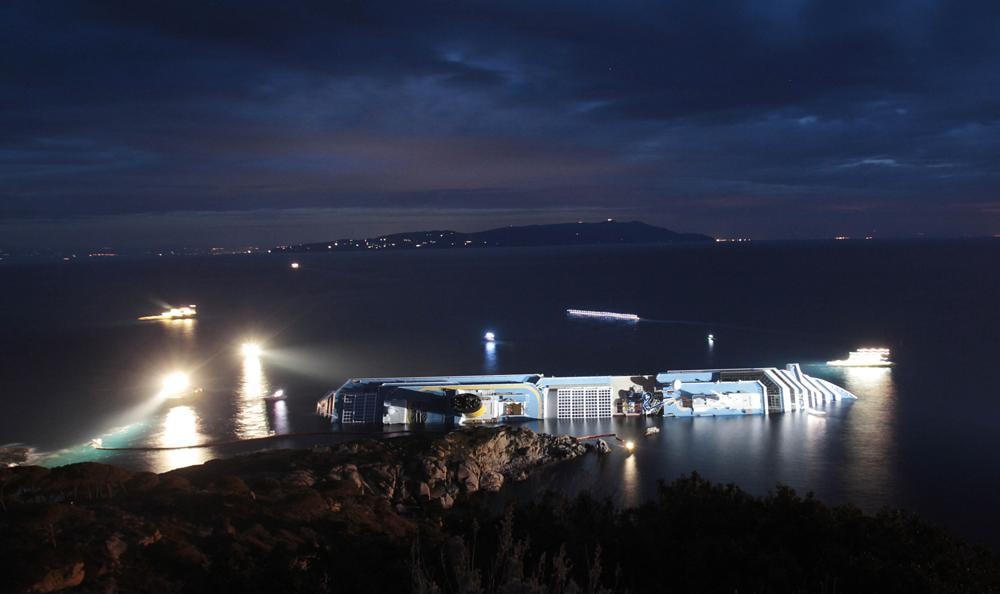 Hình ảnh con tàu du lịch Costa Concordia mắc cạn ngoài khơi đảo Isola del Giglio, Italy. Ảnh: AP.