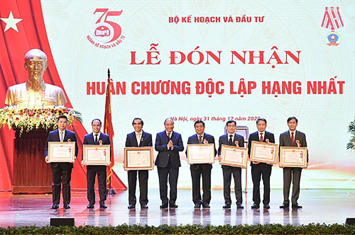 Thủ tướng trao thưởng cho các cá nhân có thành tích xuất sắc của Bộ Kế hoạch và Đầu tư - Ảnh: VGP/Quang Hiếu.  