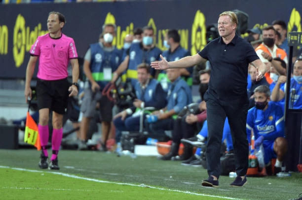 HLV Koeman cũng nhận thẻ đỏ vào cuối trận.