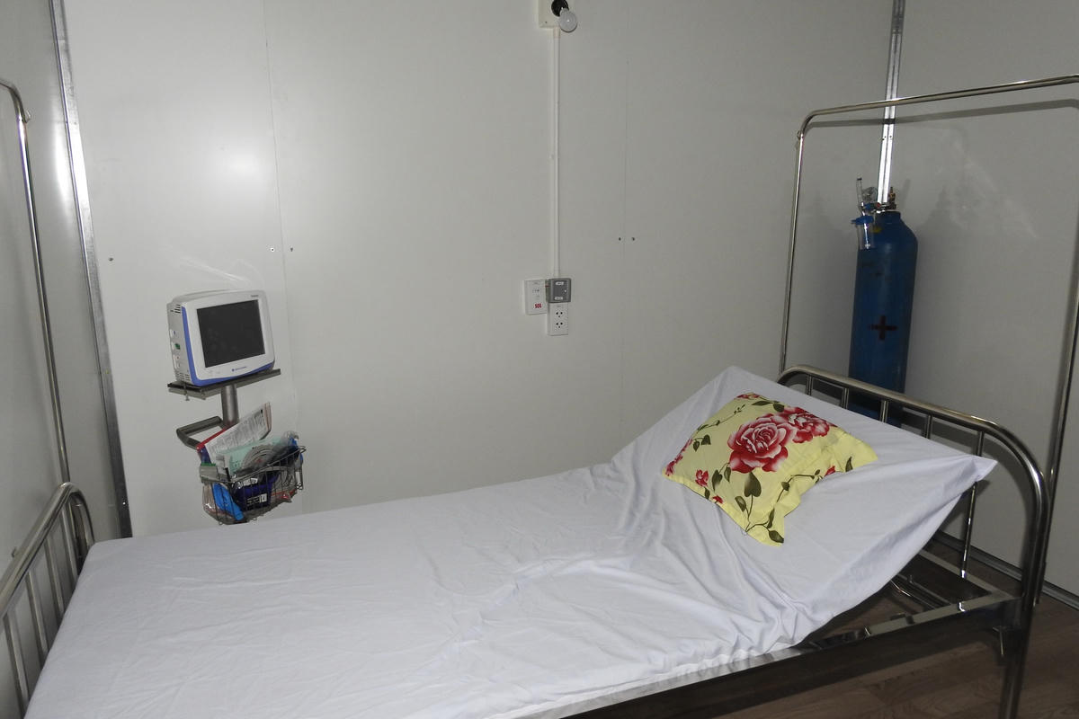 Trang thiết bị y tế bên trong buồng bệnh 2 giường. Ảnh Thanh Tùng.