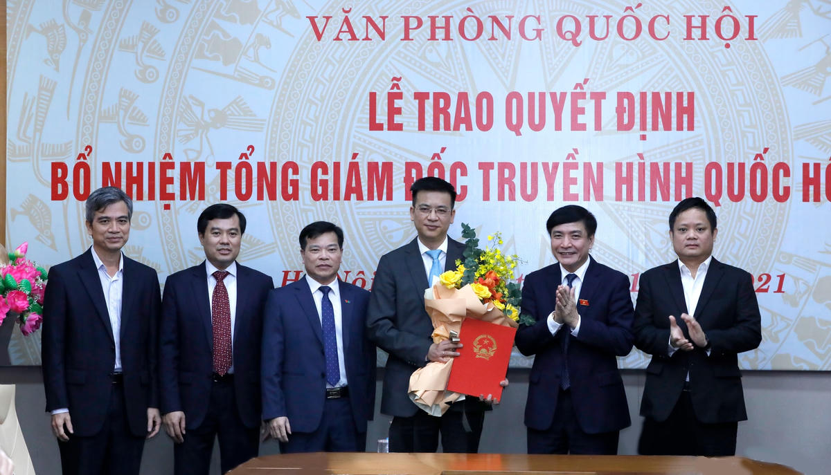 Chủ nhiệm Văn phòng Quốc hội Bùi Văn Cường trao quyết định bổ nhiệm Tổng Giám đốc Truyền hình Quốc hội Lê Quang Minh. Ảnh: Hồ Long.
