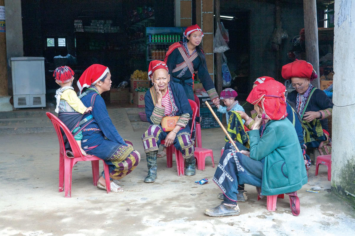 Phụ nữ Dao đỏ mặc trang phục giống nhau dù khác thế hệ.