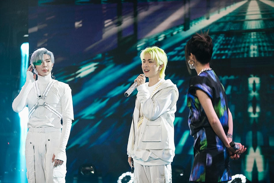 Lona mặc kín bưng vẫn được Khắc Hưng khen quyến rũ